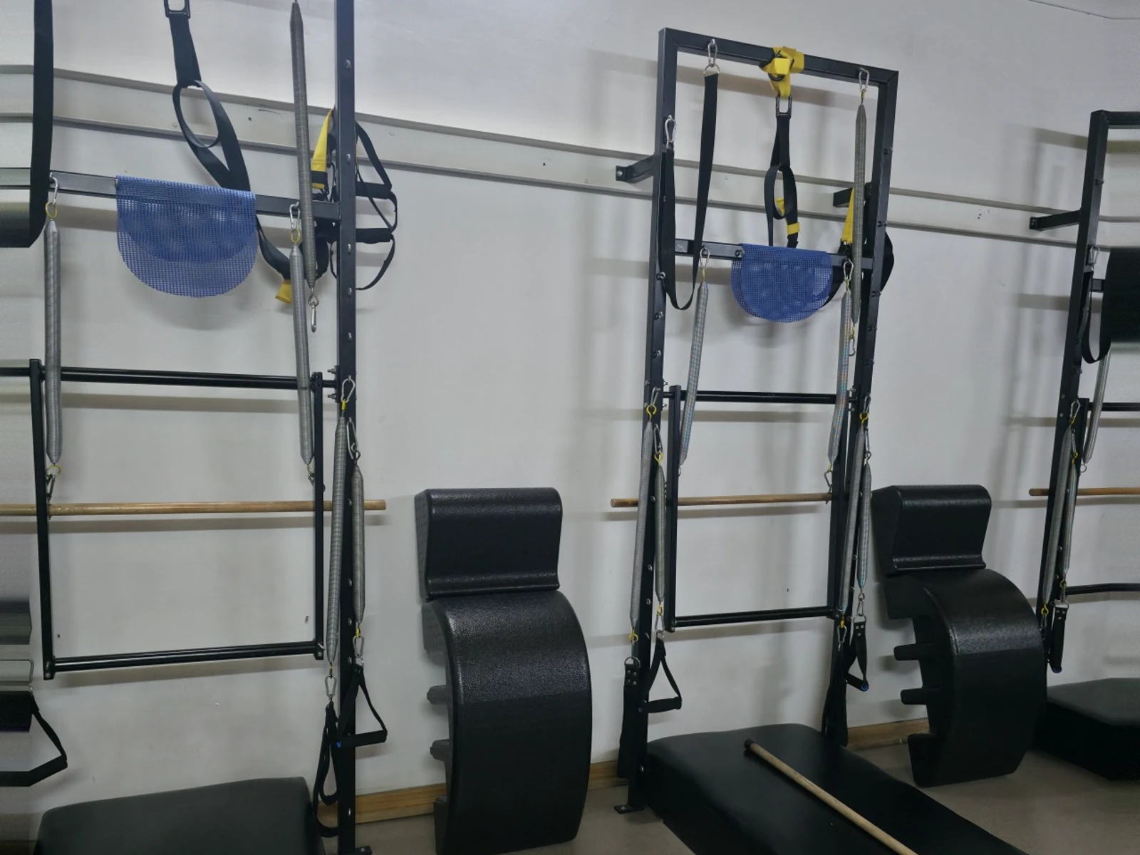 Spine Corrector apoyados en el suelo junto a las torres de pilates, antes de instalar los soportes